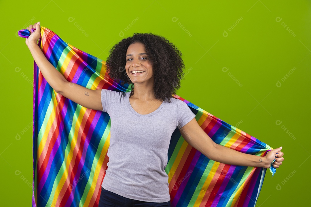 Linda mulher jovem cabelo cacheado segurando bandeira LGBTQI+
