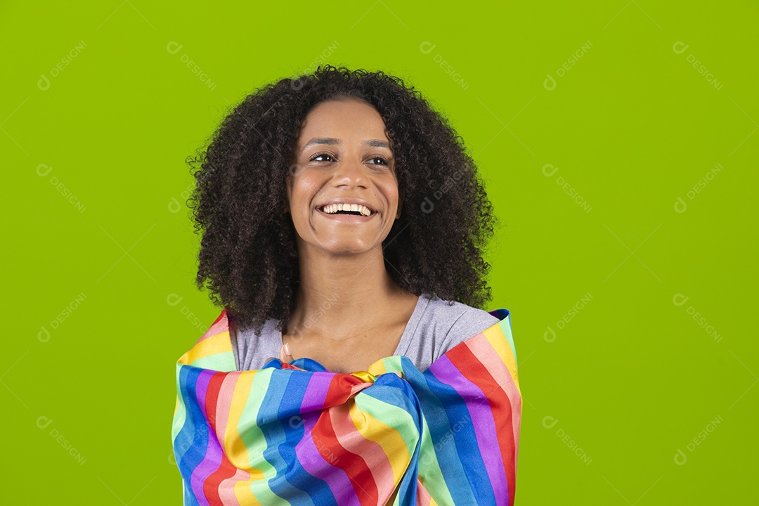 Linda mulher jovem cabelo cacheado segurando bandeira LGBTQI+