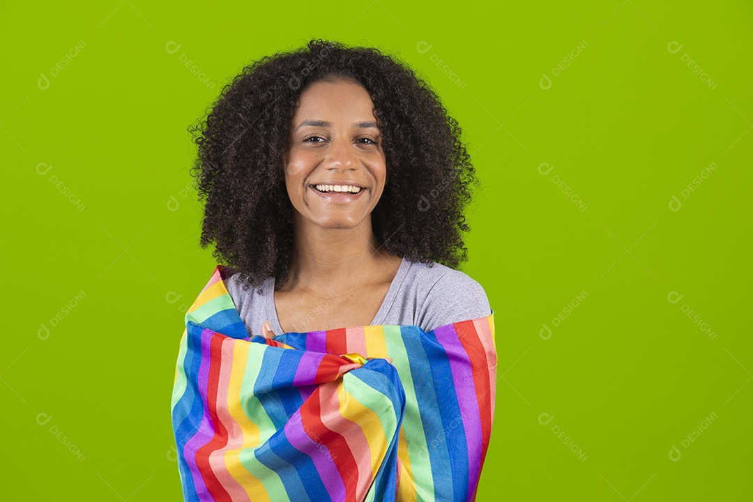 Linda mulher jovem cabelo cacheado segurando bandeira LGBTQI+