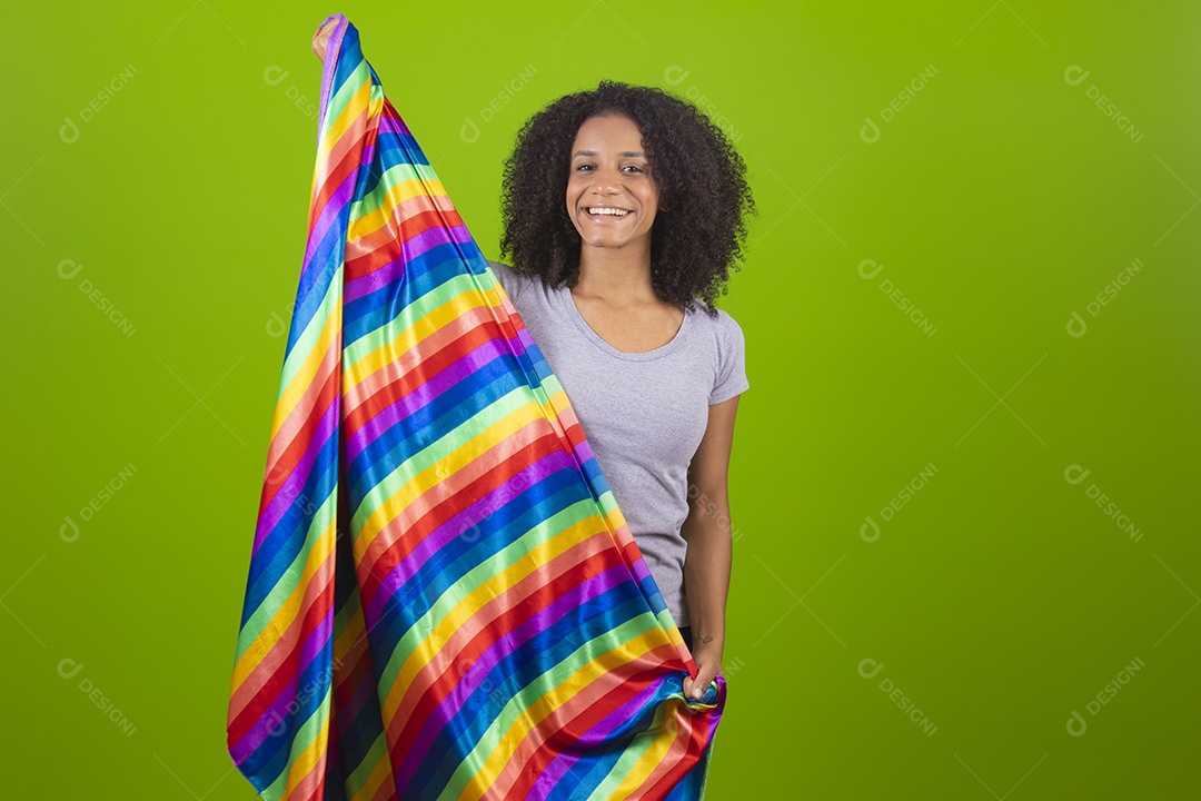 Linda mulher jovem cabelo cacheado segurando bandeira LGBTQI+