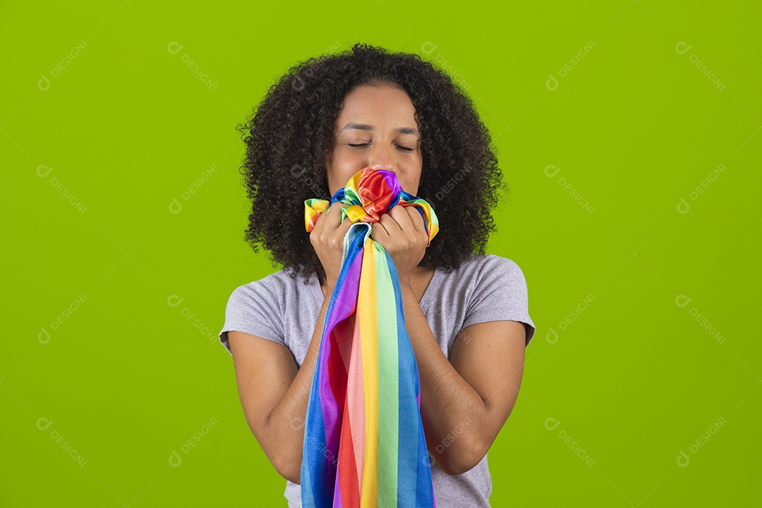 Linda mulher jovem cabelo cacheado segurando bandeira LGBTQI+