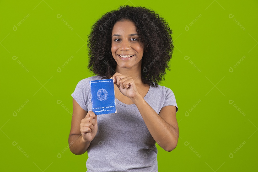 Linda mulher jovem cabelo cacheado segurando carteira de trabalho sobre fundo isolado