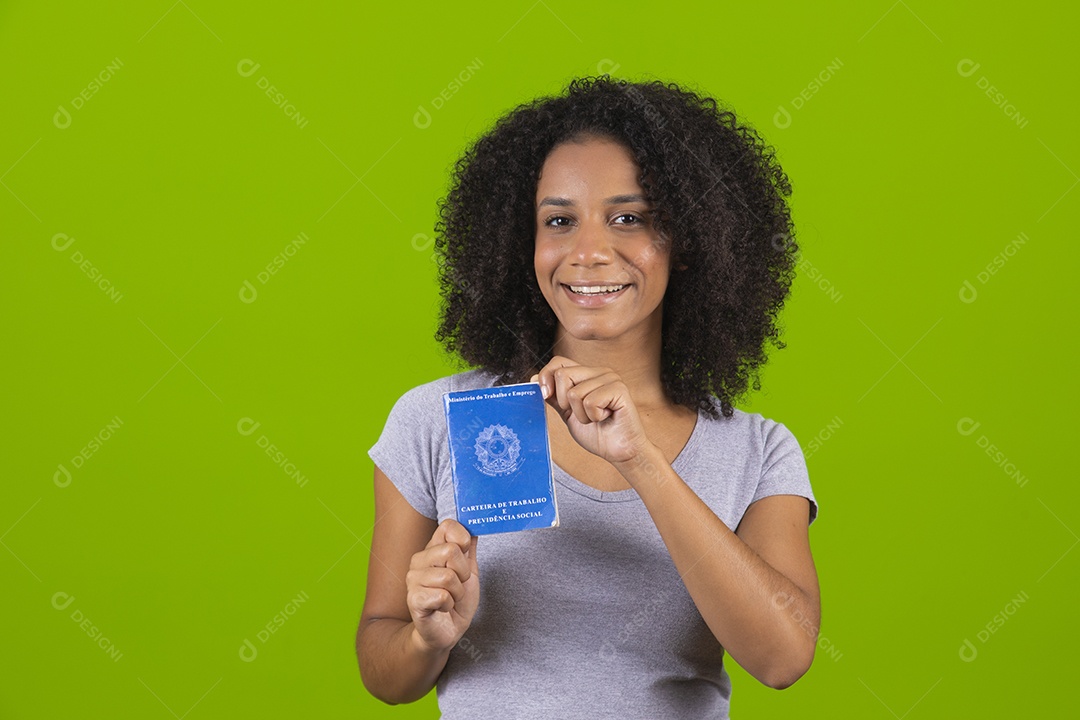 Linda mulher jovem cabelo cacheado segurando carteira de trabalho sobre fundo isolado