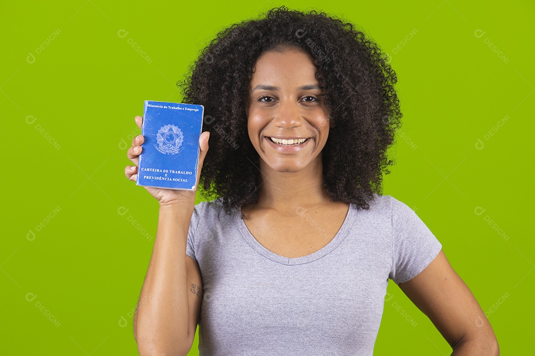 Linda mulher jovem cabelo cacheado segurando carteira de trabalho sobre fundo isolado