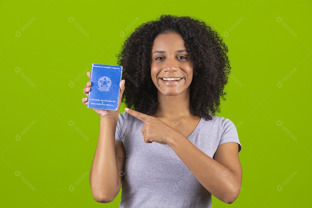 Linda mulher jovem cabelo cacheado segurando carteira de trabalho sobre fundo isolado