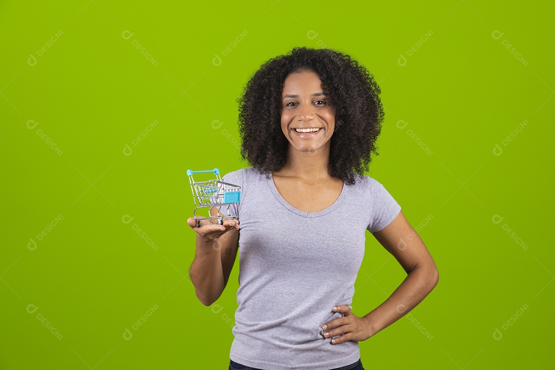 Linda mulher jovem cabelo cacheado segurando carrinho de compras mercado