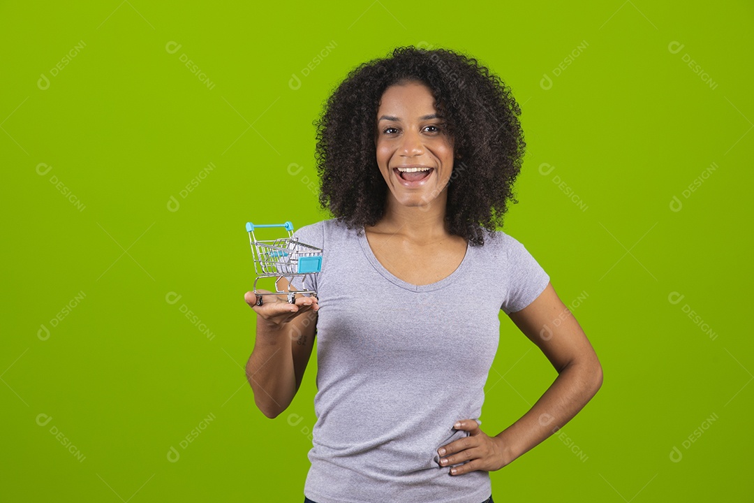 Linda mulher jovem cabelo cacheado segurando carrinho de compras mercado