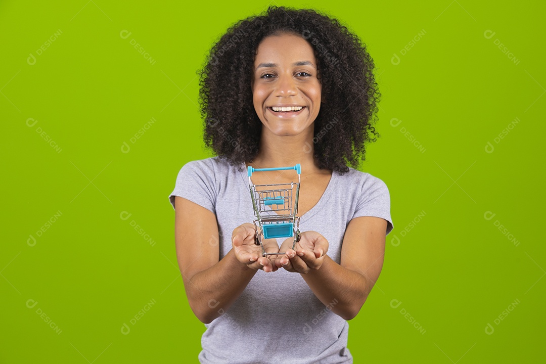 Linda mulher morena cabelo cacheado usando trajes para praia