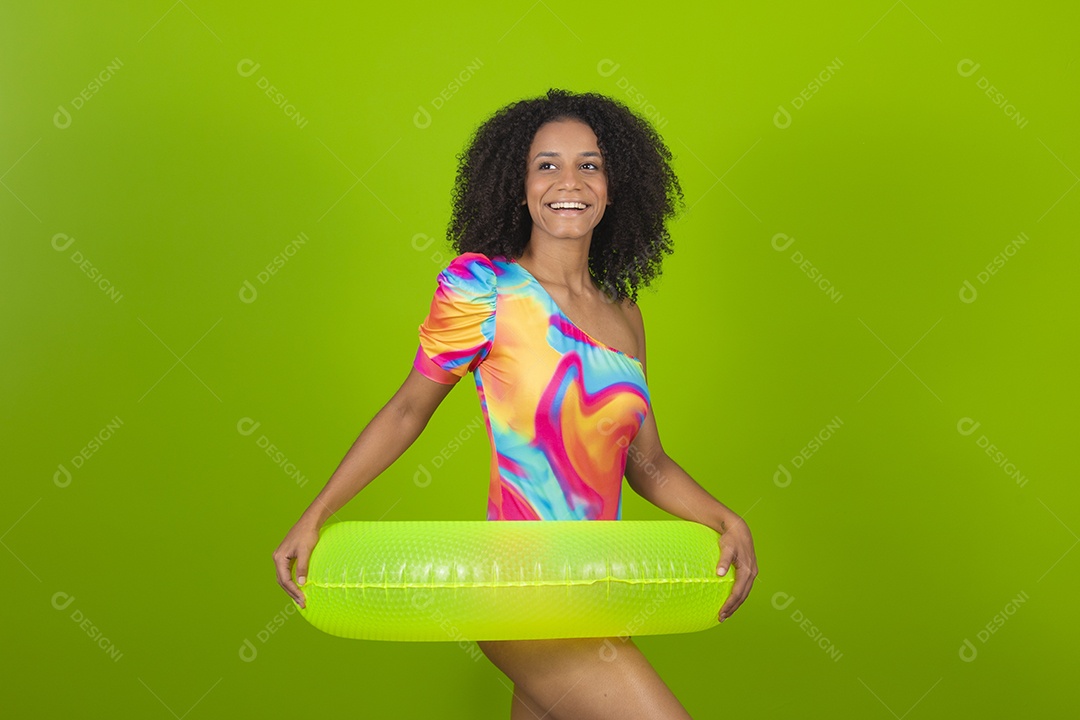 Linda mulher morena cabelo cacheado usando trajes para praia