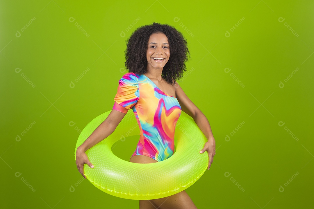 Linda mulher morena cabelo cacheado usando trajes para praia