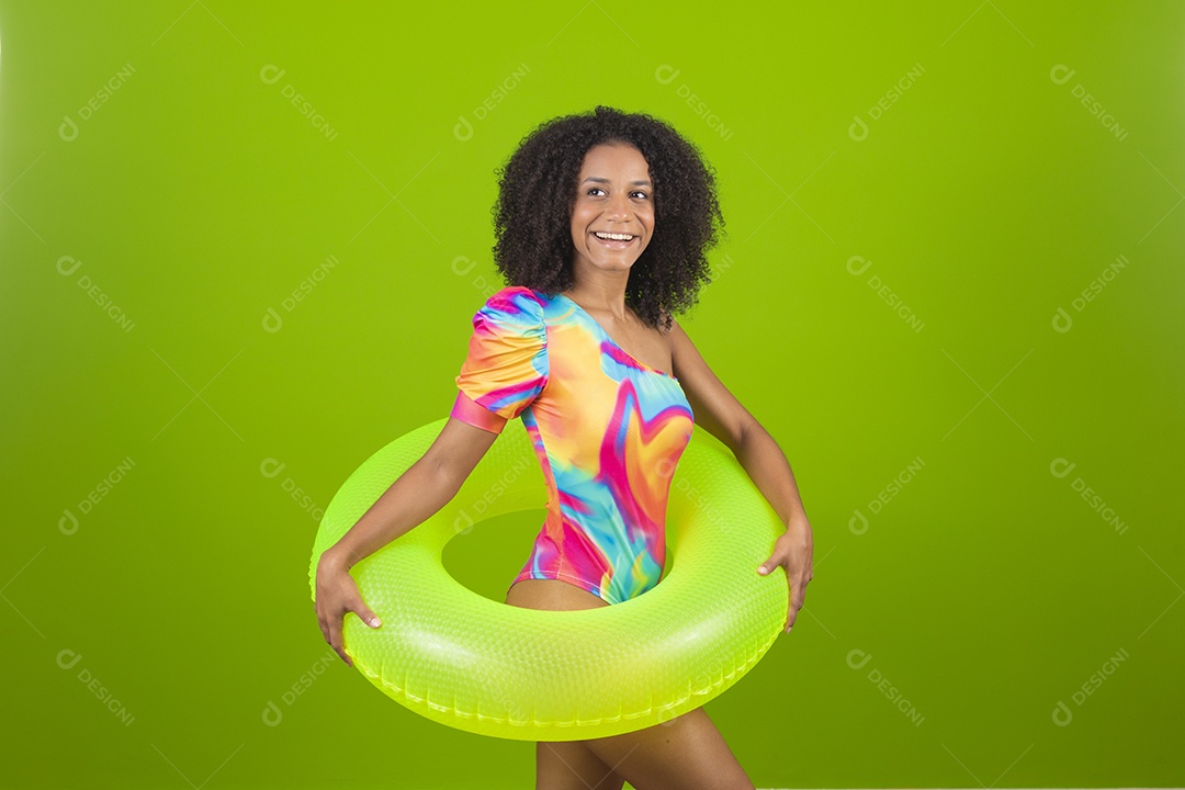 Linda mulher morena cabelo cacheado usando trajes para praia