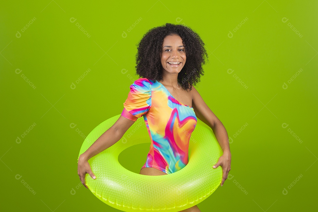 Linda mulher morena cabelo cacheado usando trajes para praia