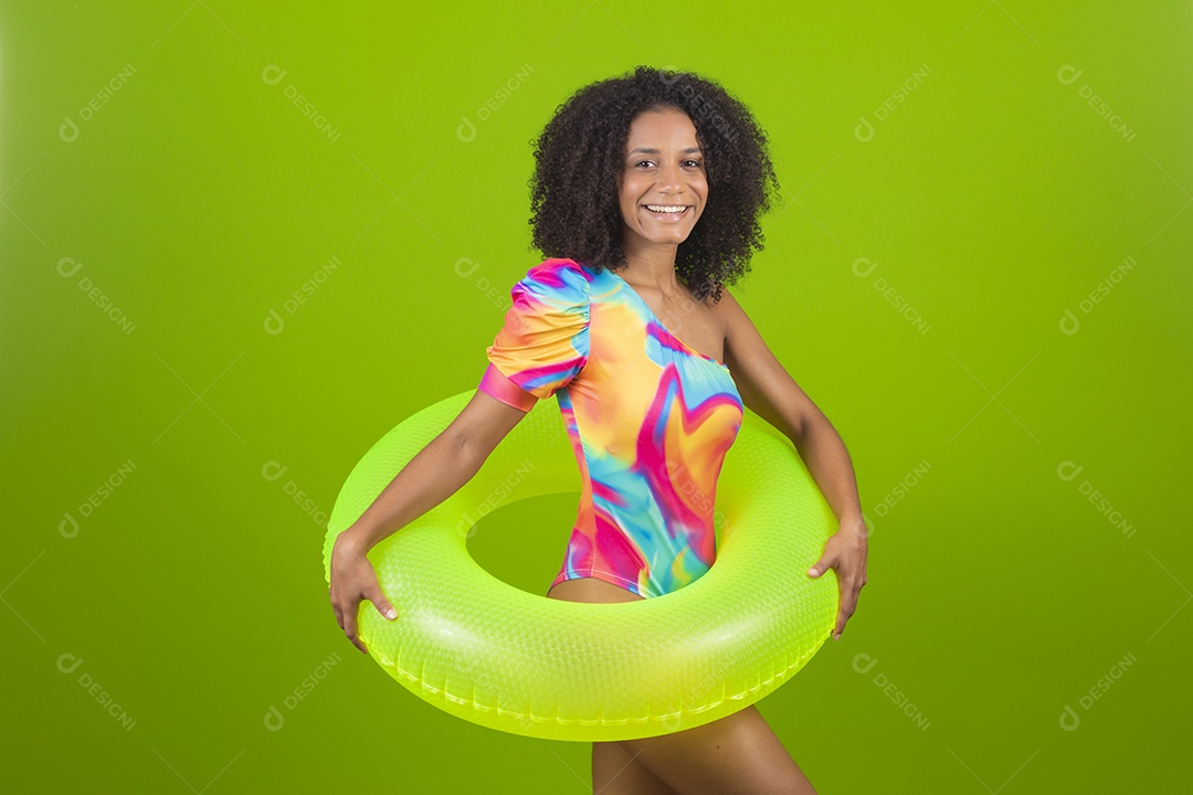 Linda mulher morena cabelo cacheado usando trajes para praia