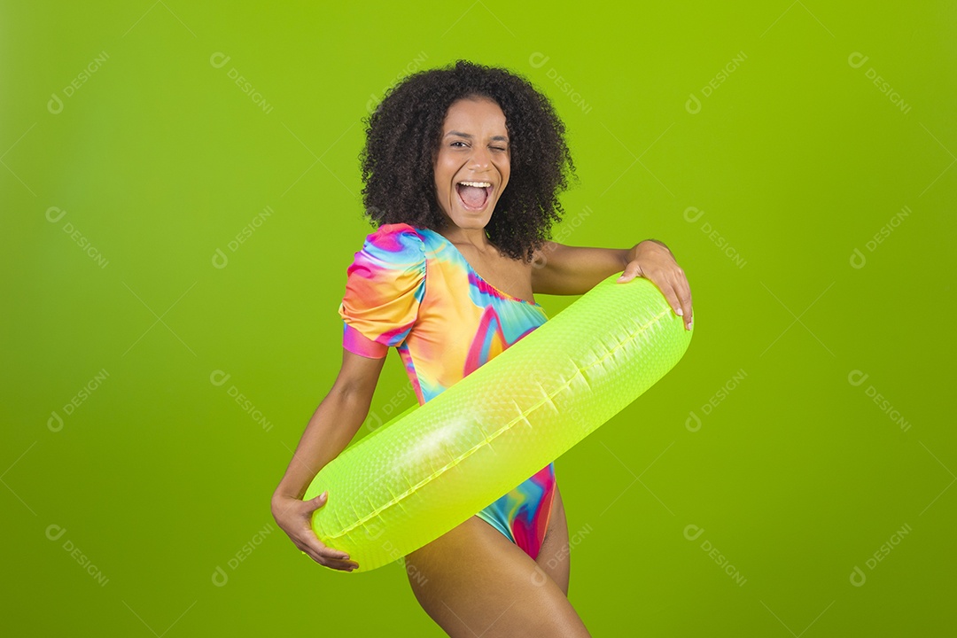 Linda mulher morena cabelo cacheado usando trajes para praia