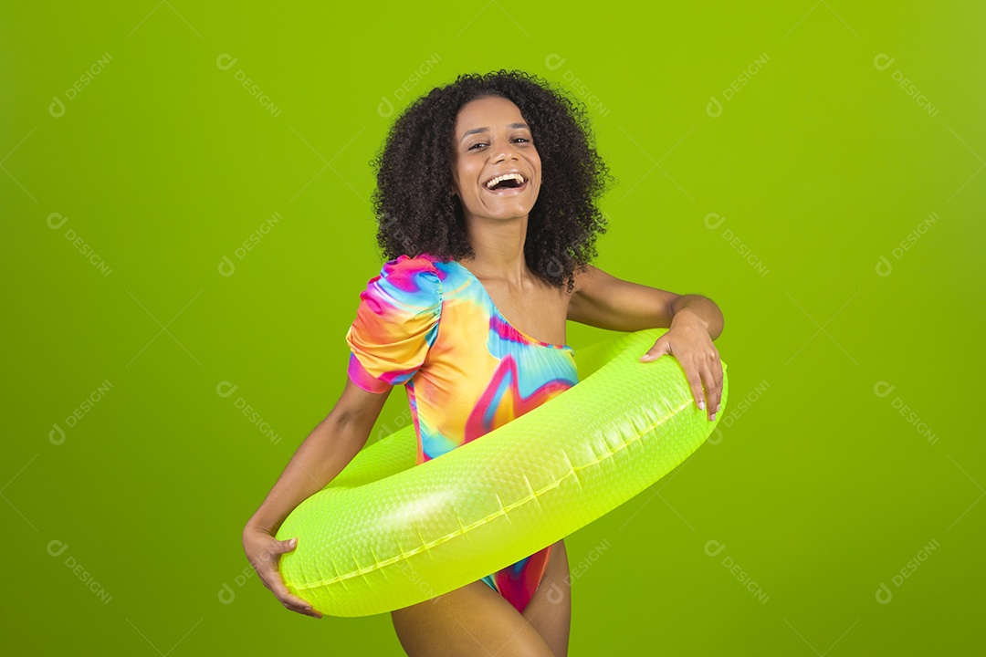 Linda mulher morena cabelo cacheado usando trajes para praia