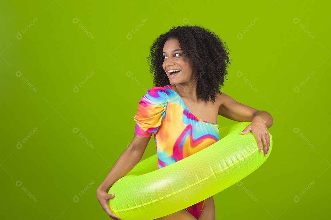 Linda mulher morena cabelo cacheado usando trajes para praia