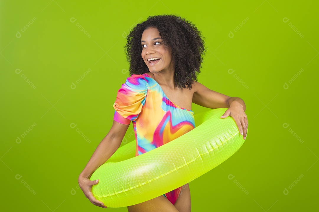 Linda mulher morena cabelo cacheado usando trajes para praia