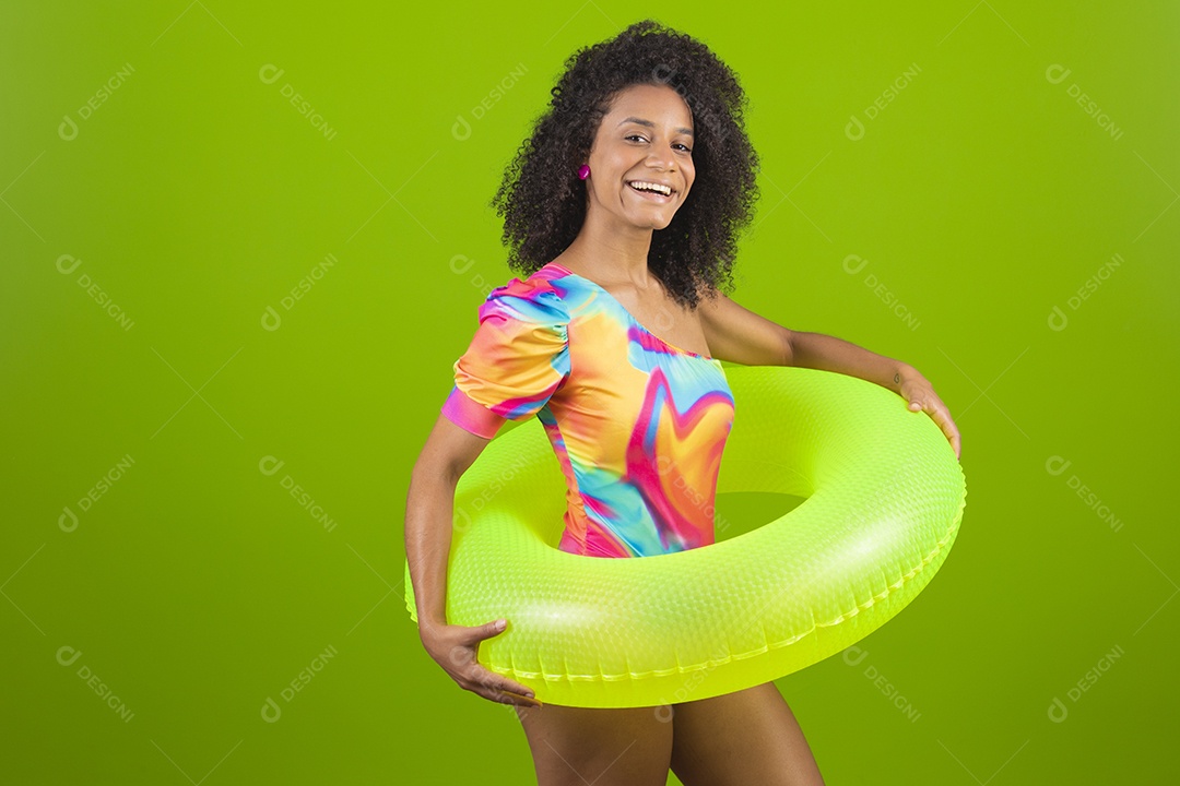 Linda mulher morena cabelo cacheado usando trajes para praia