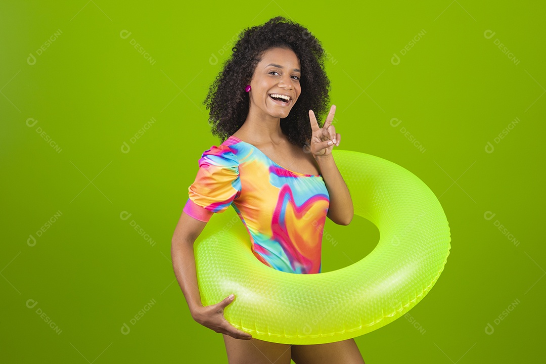 Linda mulher morena cabelo cacheado usando trajes para praia