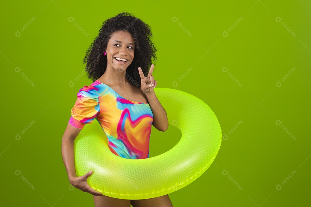 Linda mulher morena cabelo cacheado usando trajes para praia