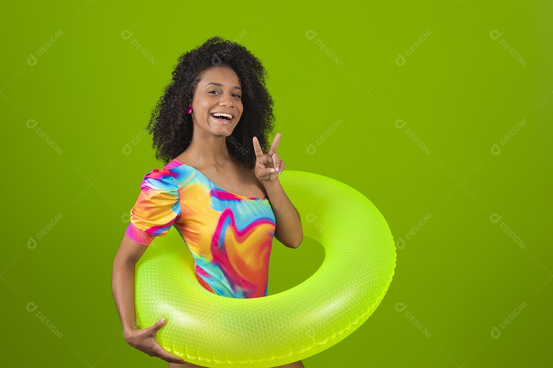 Linda mulher morena cabelo cacheado usando trajes para praia