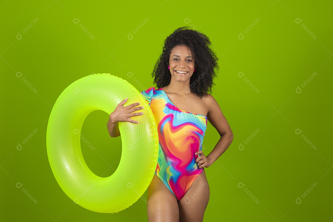 Linda mulher morena cabelo cacheado usando trajes para praia