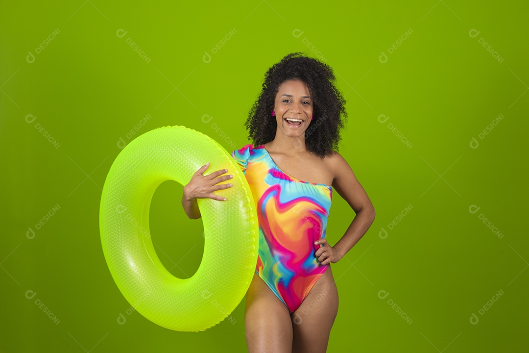 Linda mulher morena cabelo cacheado usando trajes para praia