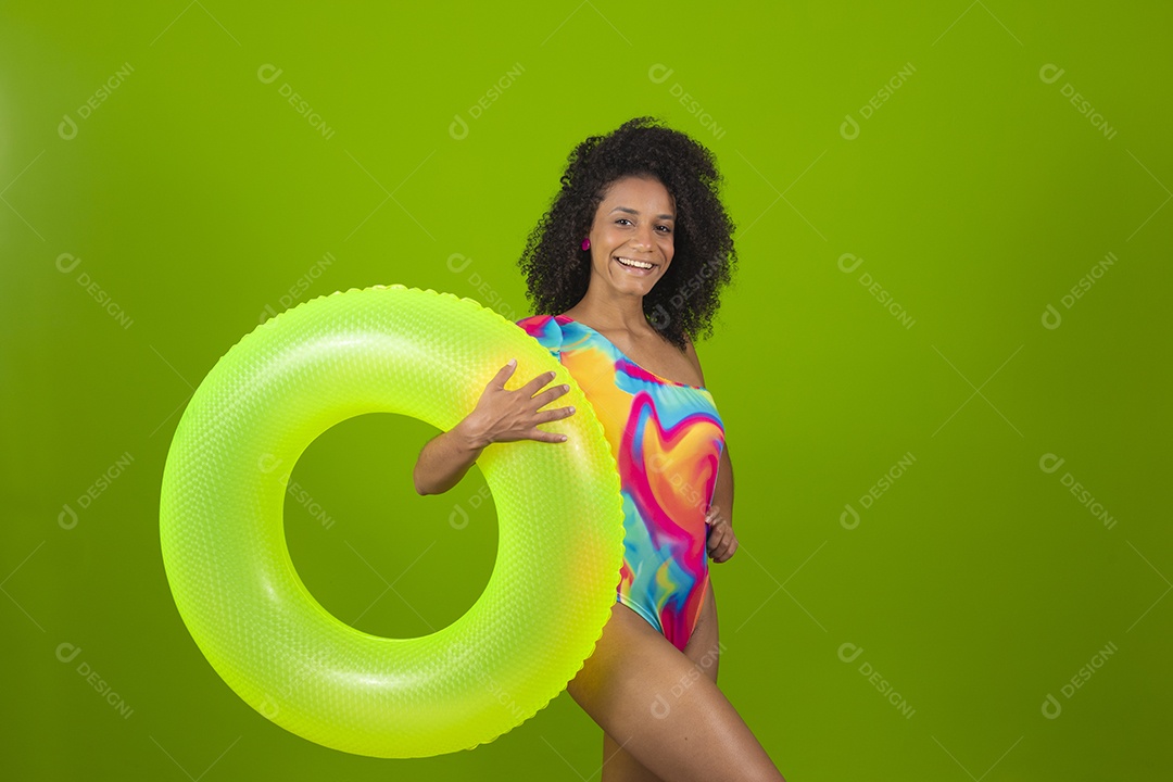 Linda mulher morena cabelo cacheado usando trajes para praia