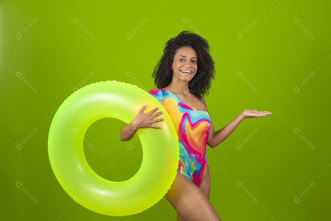 Linda mulher morena cabelo cacheado usando trajes para praia