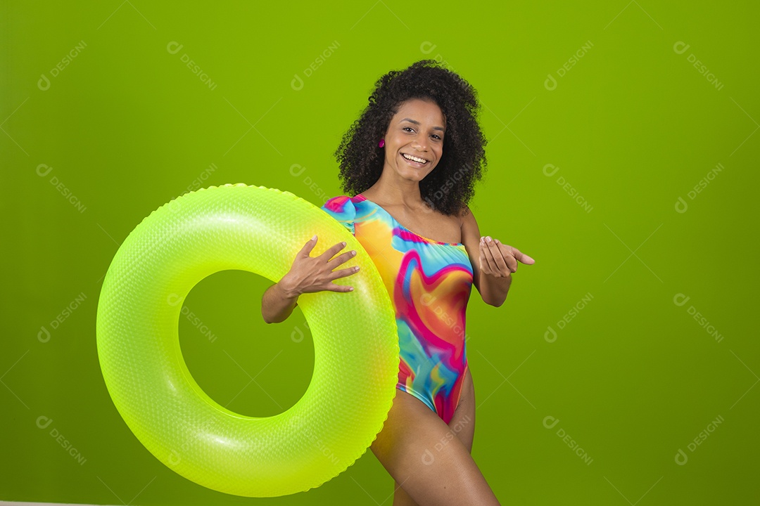 Linda mulher morena cabelo cacheado usando trajes para praia