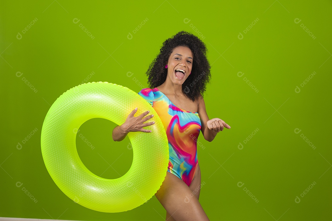 Linda mulher morena cabelo cacheado usando trajes para praia