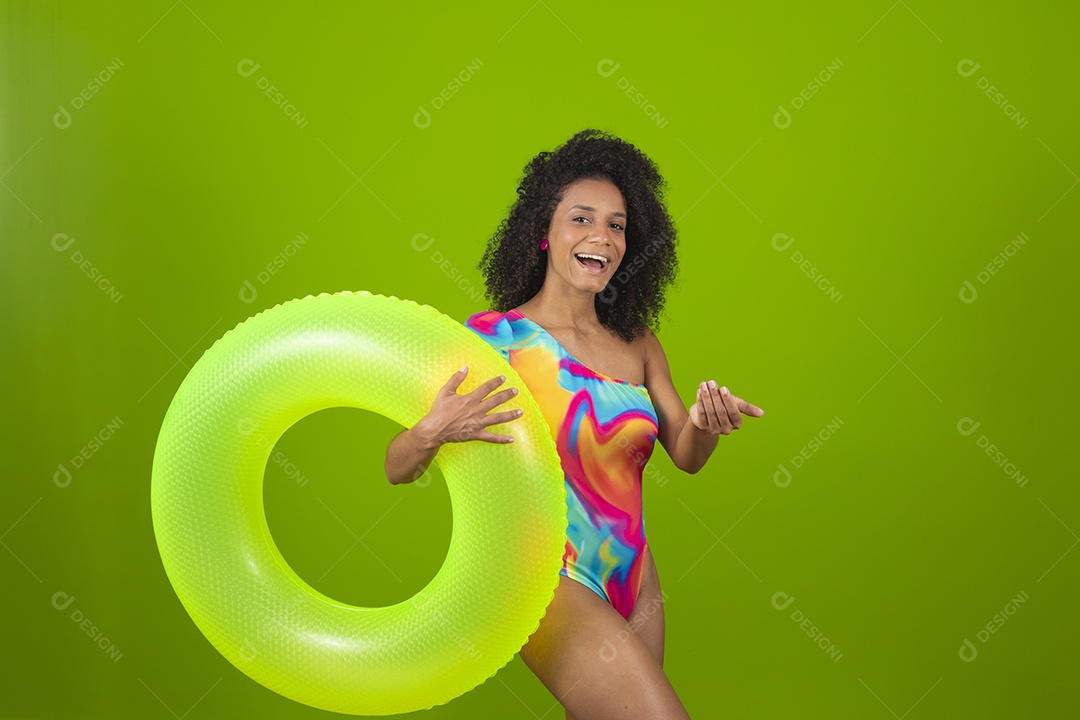 Linda mulher morena cabelo cacheado usando trajes para praia