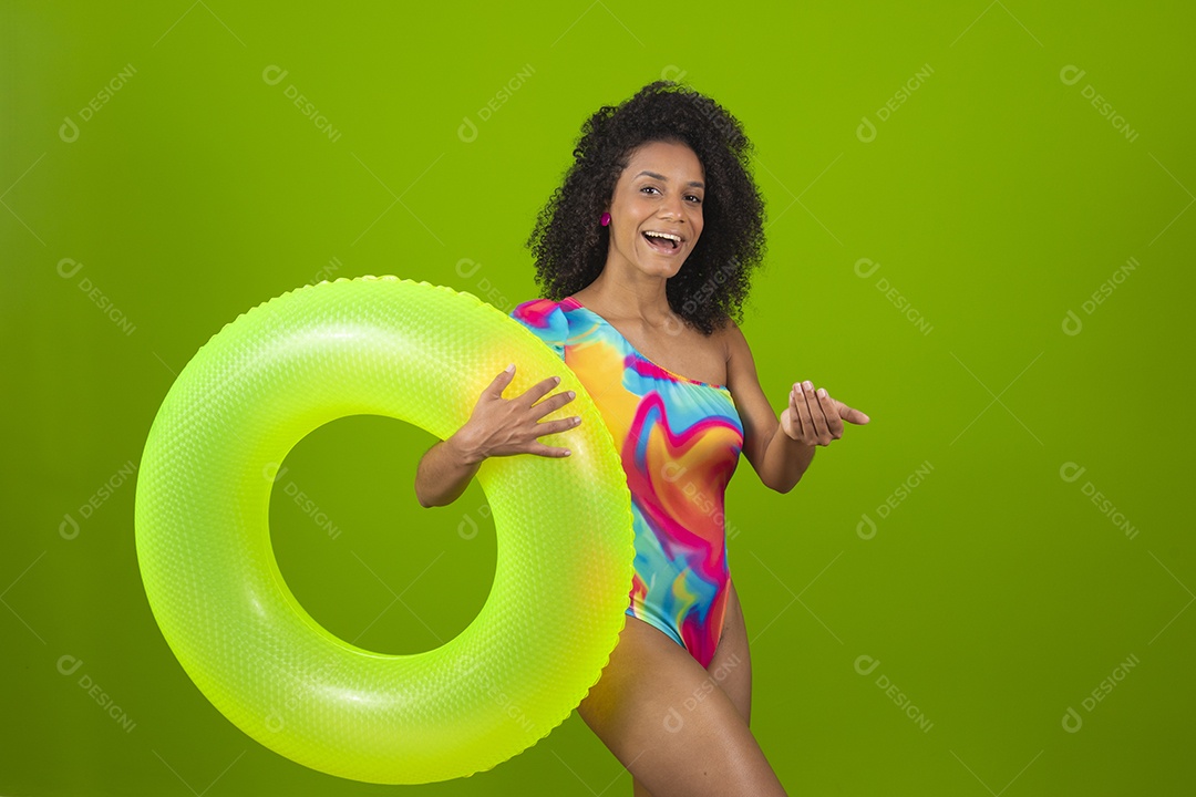 Linda mulher morena cabelo cacheado usando trajes para praia