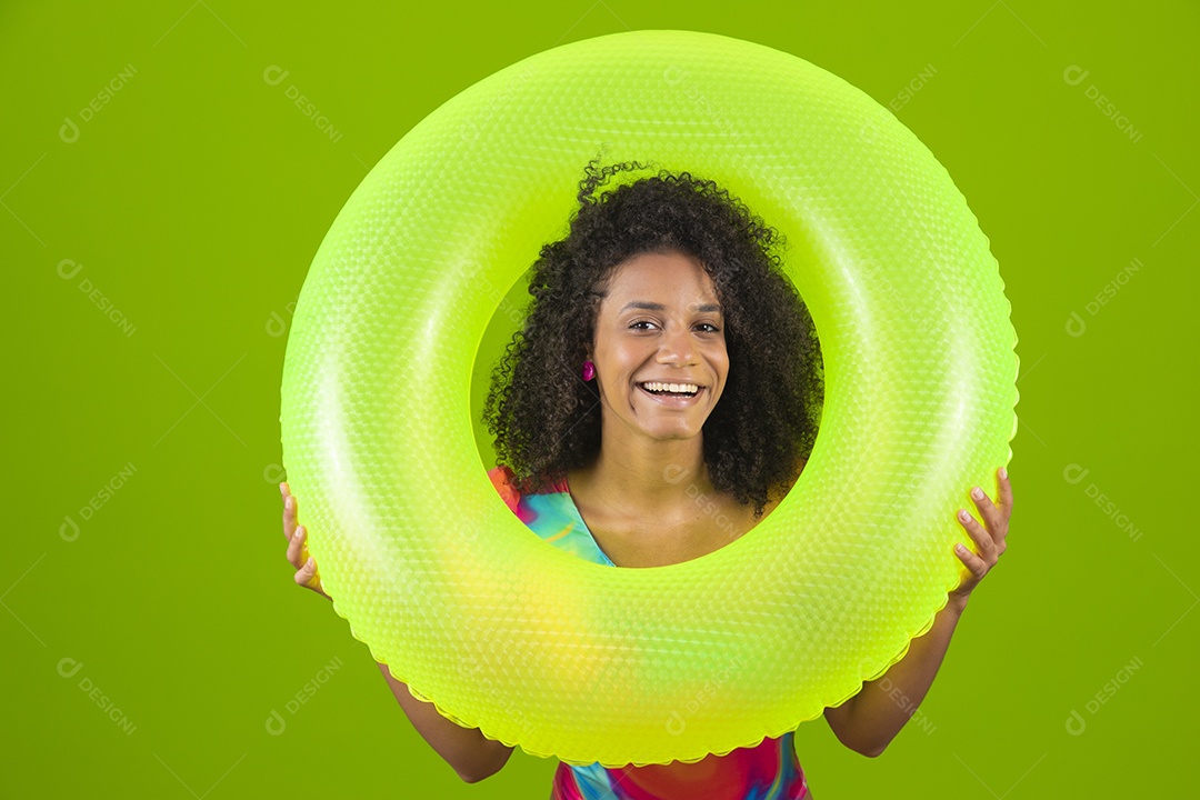 Linda mulher morena cabelo cacheado usando trajes para praia