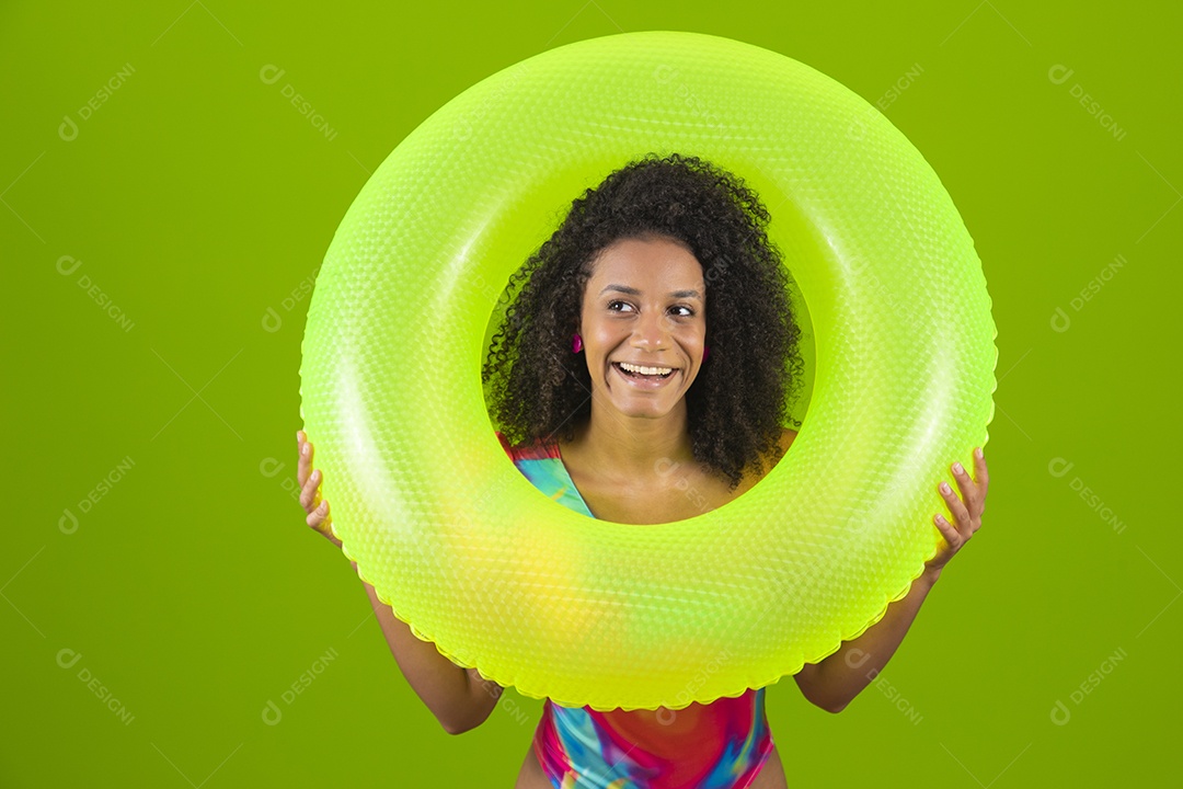 Linda mulher morena cabelo cacheado usando trajes para praia