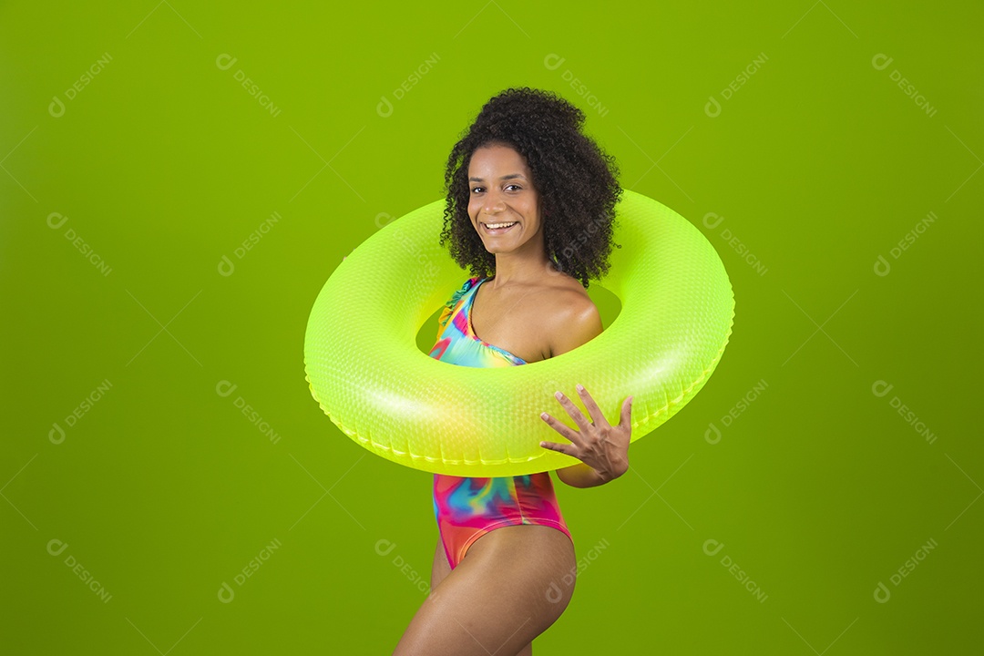 Linda mulher morena cabelo cacheado usando trajes para praia