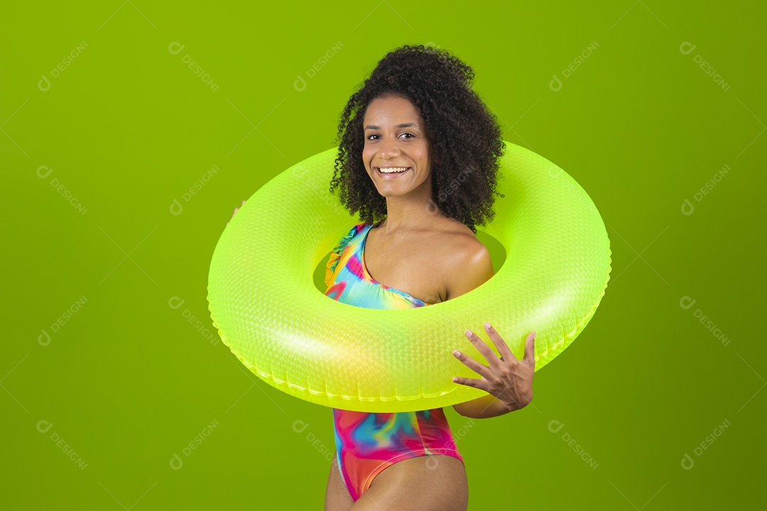 Linda mulher morena cabelo cacheado usando trajes para praia