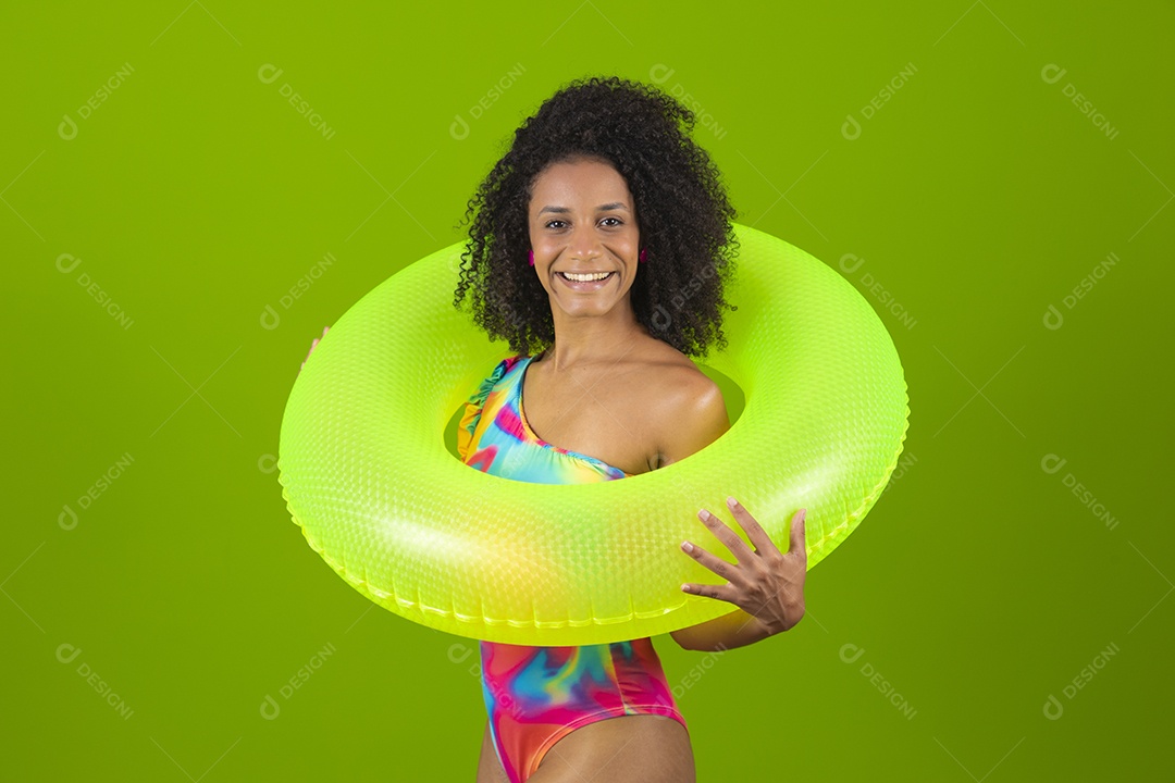 Linda mulher morena cabelo cacheado usando trajes para praia