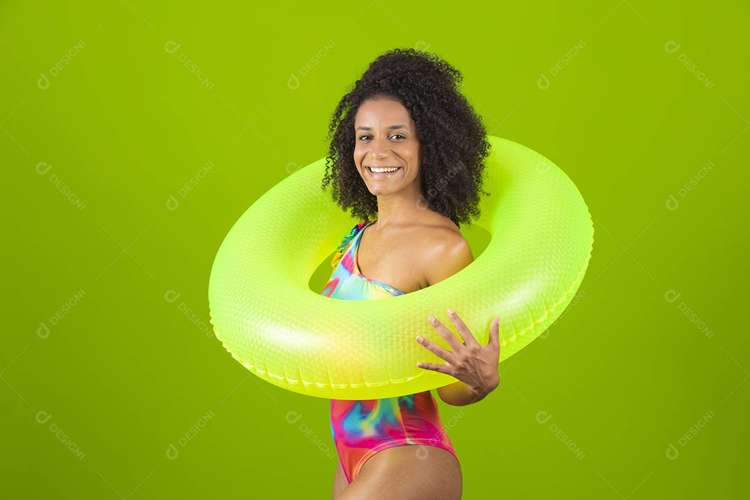 Linda mulher morena cabelo cacheado usando trajes para praia