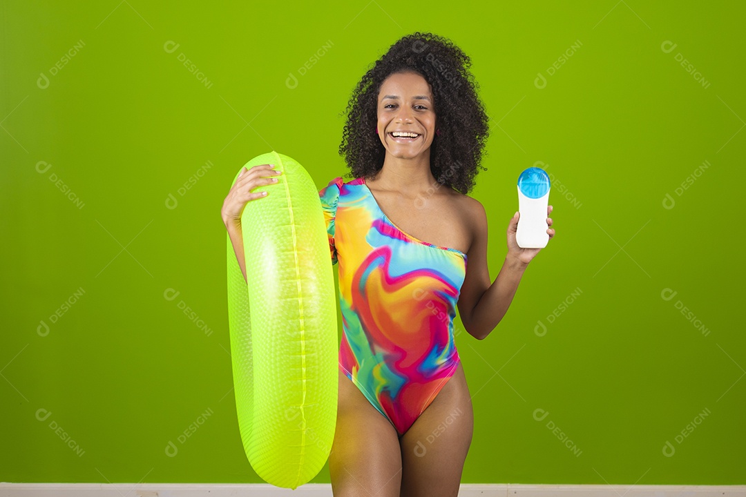 Linda mulher morena cabelo cacheado usando trajes para praia