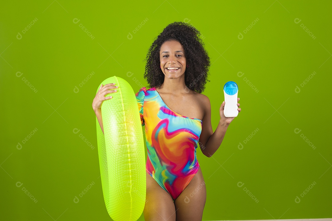 Linda mulher morena cabelo cacheado usando trajes para praia