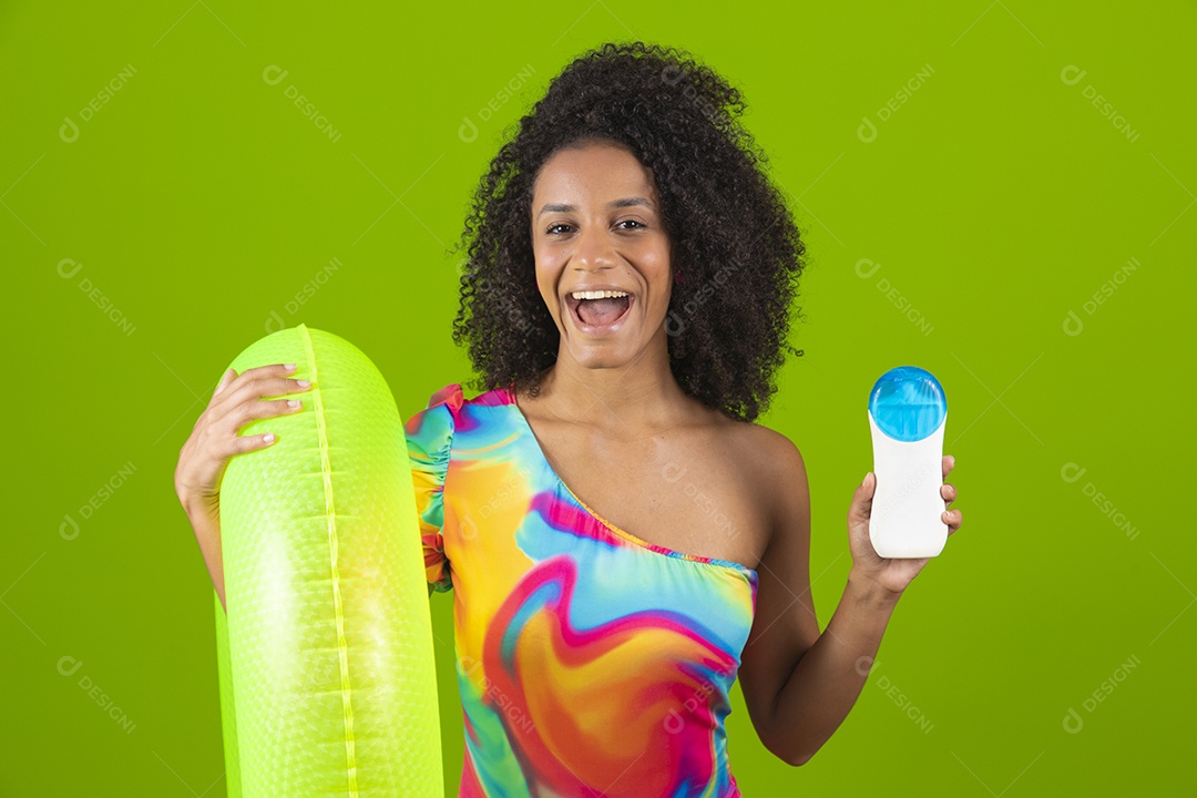 Linda mulher morena cabelo cacheado usando trajes para praia