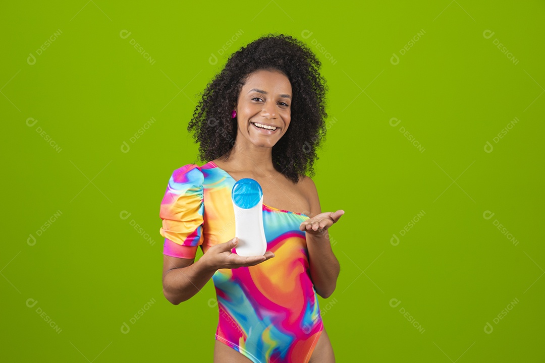 Linda mulher morena cabelo cacheado usando trajes para praia