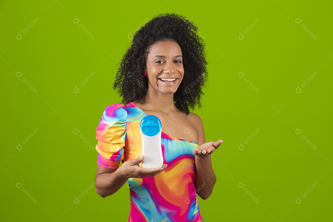 Linda mulher morena cabelo cacheado usando trajes para praia