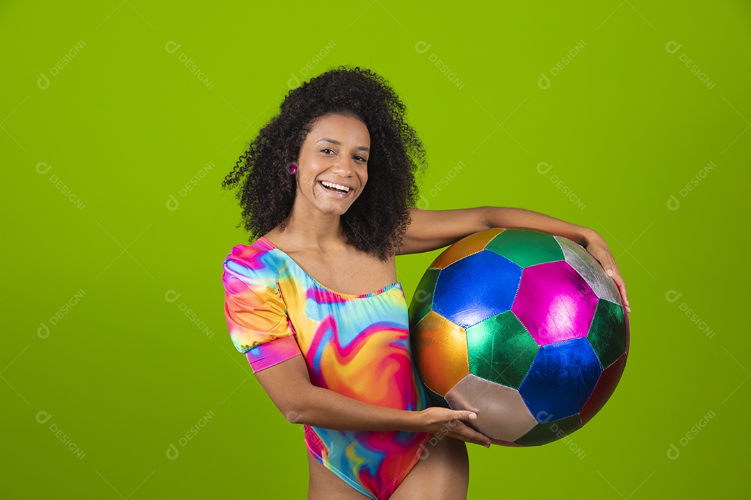 Linda mulher morena cabelo cacheado usando trajes para praia