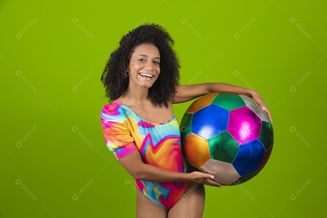 Linda mulher morena cabelo cacheado usando trajes para praia