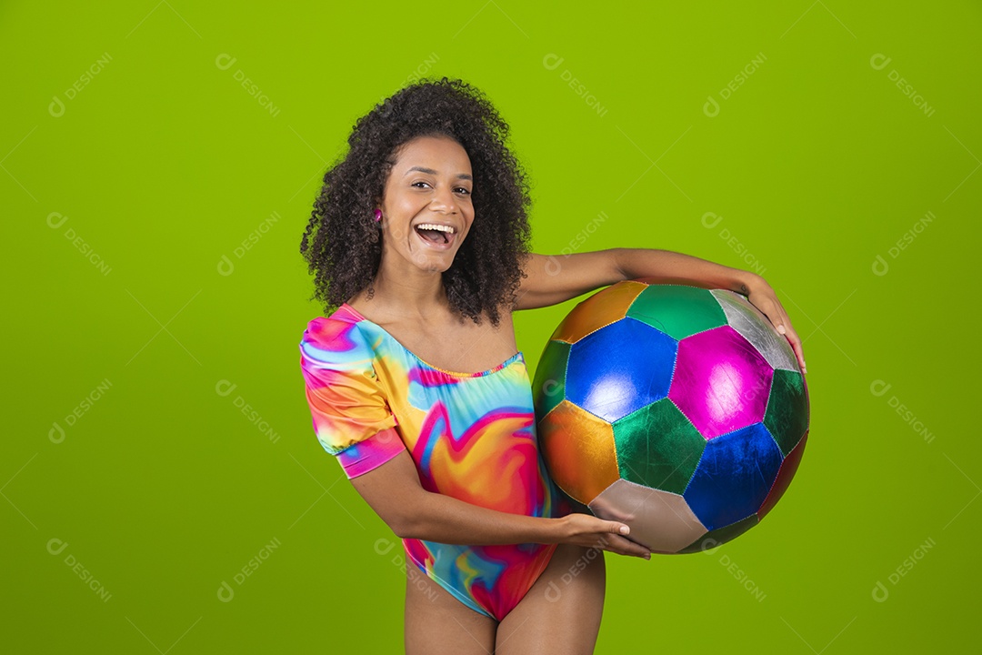 Linda mulher morena cabelo cacheado usando trajes para praia