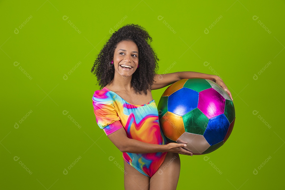 Linda mulher morena cabelo cacheado usando trajes para praia