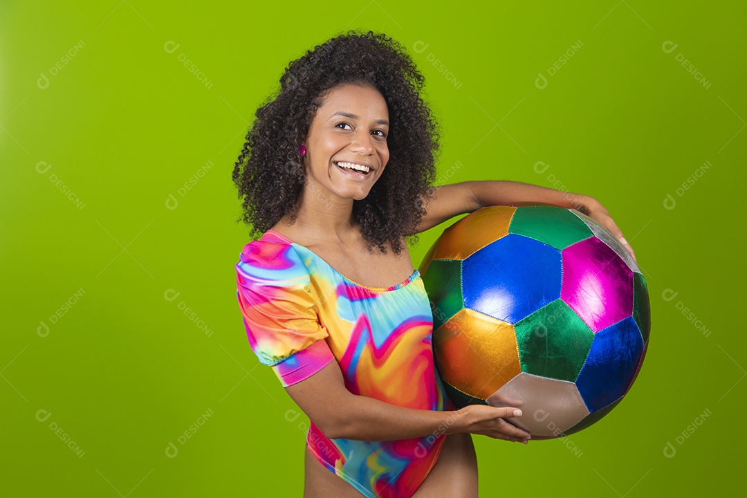 Linda mulher morena cabelo cacheado usando trajes para praia