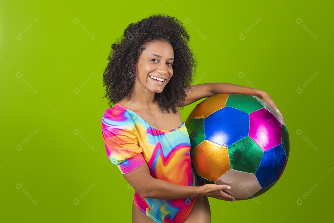 Linda mulher morena cabelo cacheado usando trajes para praia